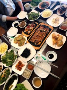 韓国で調味料を開発するために現地のメーカーさんと食事の様子